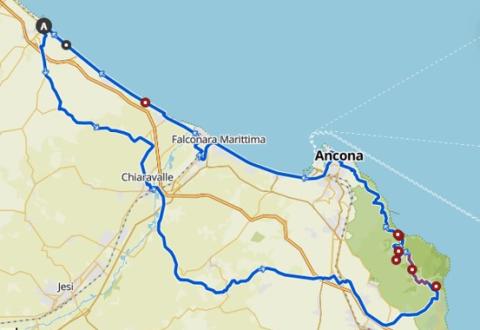 Küstenroute zwischen Hügeln und Meer, bezaubernd und eindrucksvoll.