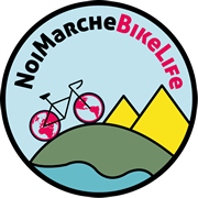 Logo colorato con bicicletta, montagne e mare, evoca avventura e libertà.